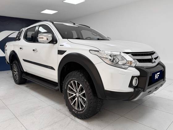 MITSUBISHI L200 TRITON 2.4 16V TURBO DIESEL OUTDOOR HPE-S CD 4X4 AUTOMÁTICO
